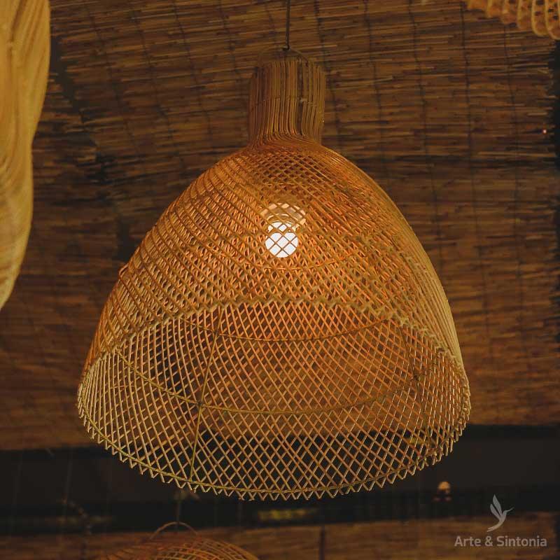 Luminária rústica de teto em rattan artesanal estilo boho.