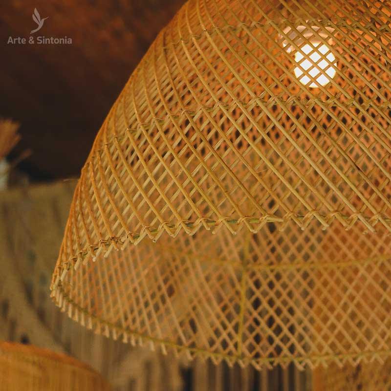 Pendente de teto em fibras naturais de rattan feito à mão.