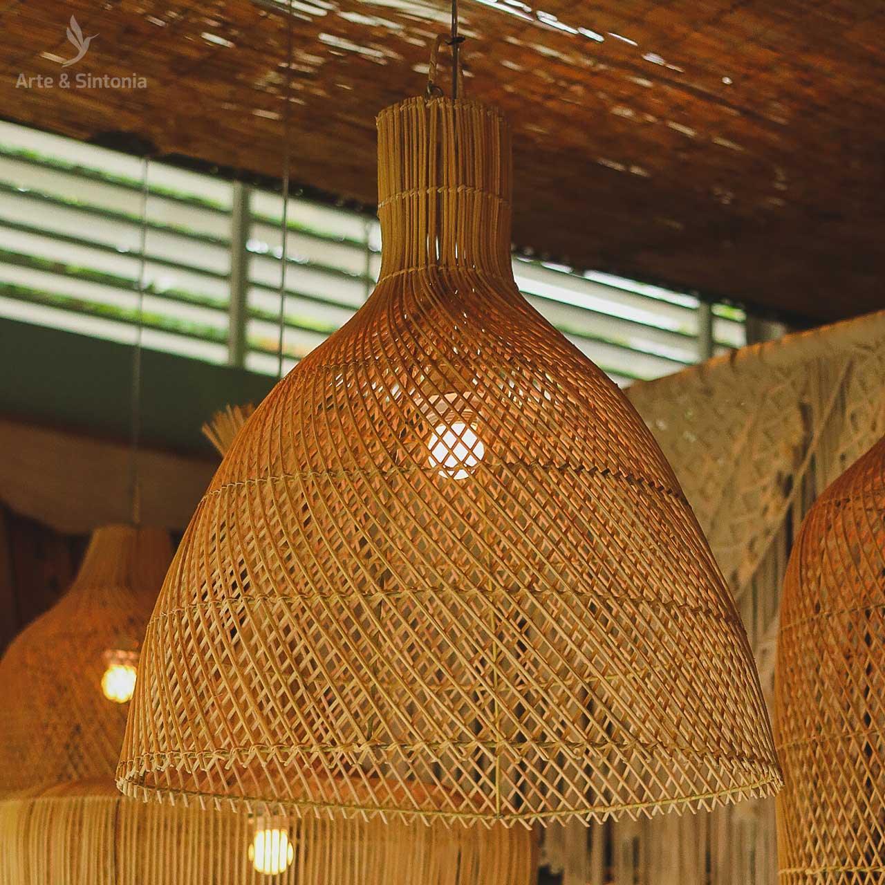Luminária artesanal de teto em rattan natural decorativa e exclusiva.
