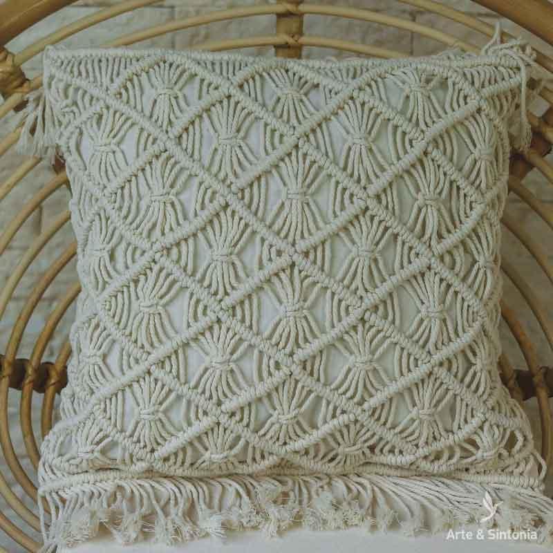 almoada boho azul bege macrame pompom sala chic decoration objetos decorativos casa artesintonia almofadas balinesas bungalow 6