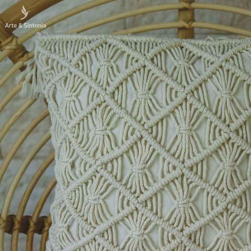 almoada boho azul bege macrame pompom sala chic decoration objetos decorativos casa artesintonia almofadas balinesas bungalo5