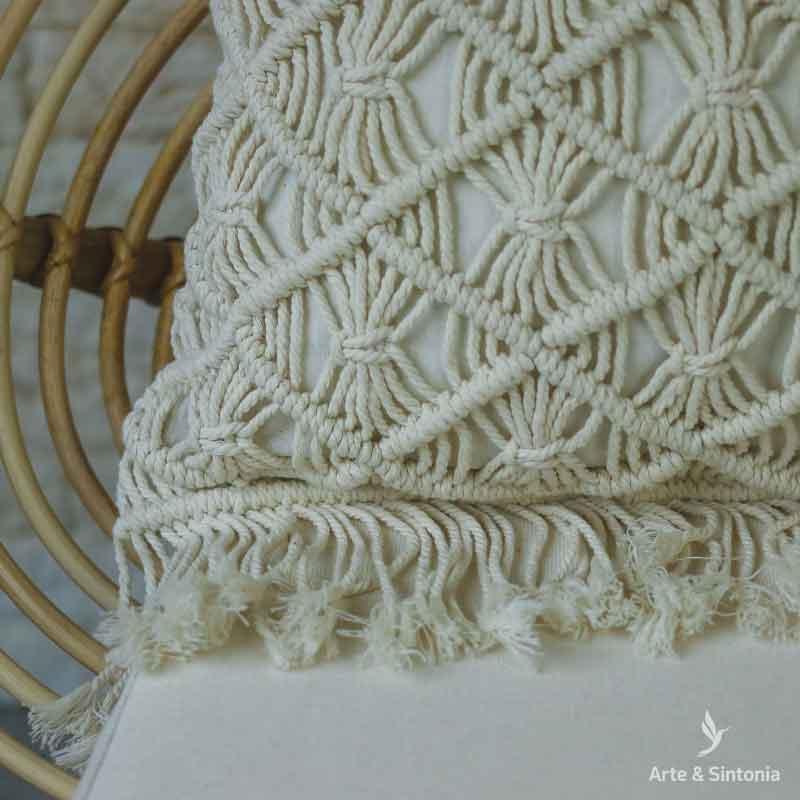 almoada boho azul bege macrame pompom sala chic decoration objetos decorativos casa artesintonia almofadas balinesas bungalow 4