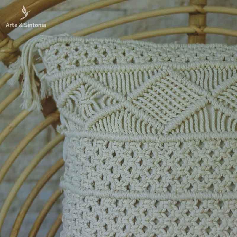almoada boho azul bege macrame pompom sala chic decoration objetos decorativos casa artesintonia almofadas balinesas bungalow 2