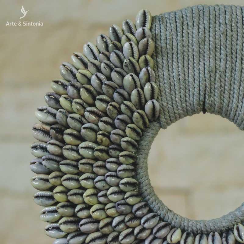 Colar decorativo de búzios artesanais cultural de Bali.