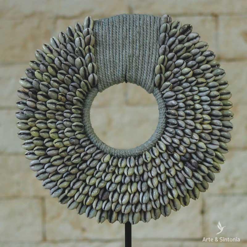 Colar artesanal étnico em pedestal com búzios exclusivos.