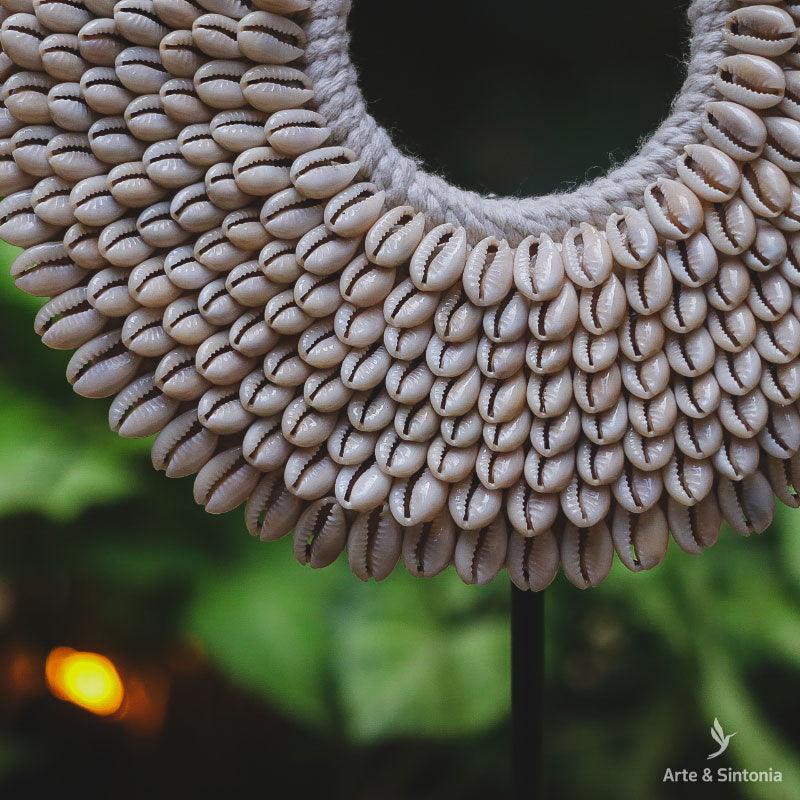 Colar decorativo em búzios brancos artesanal de Bali.