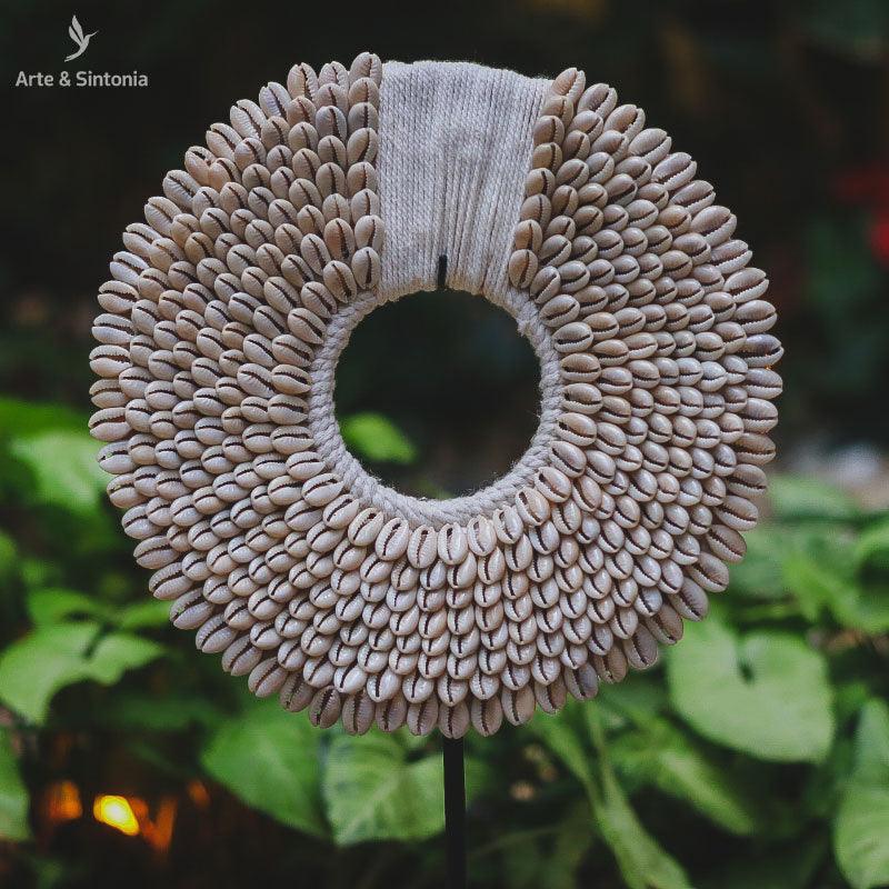 Colar étnico com búzios em pedestal artesanal exclusivo de Bali.