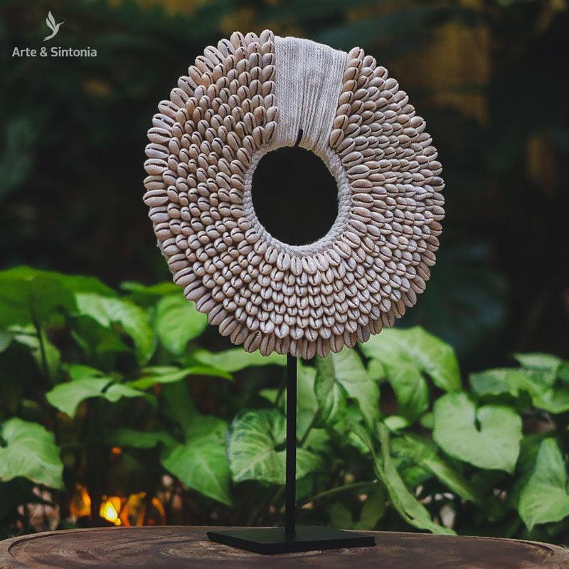 Colar decorativo de búzios cinza artesanal em pedestal Bali.