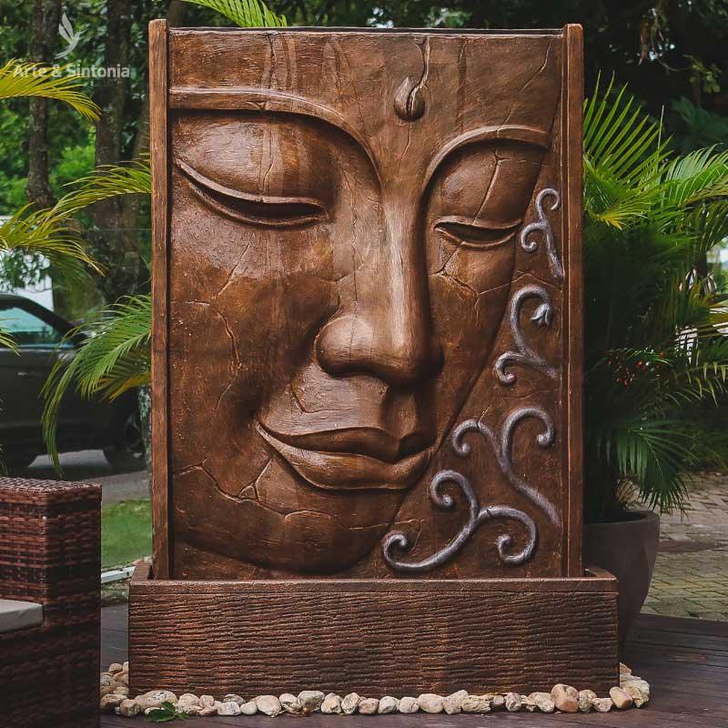 Fonte monumental em estilo paredão com rosto de Buda esculpido em fibrocimento de Bali.
