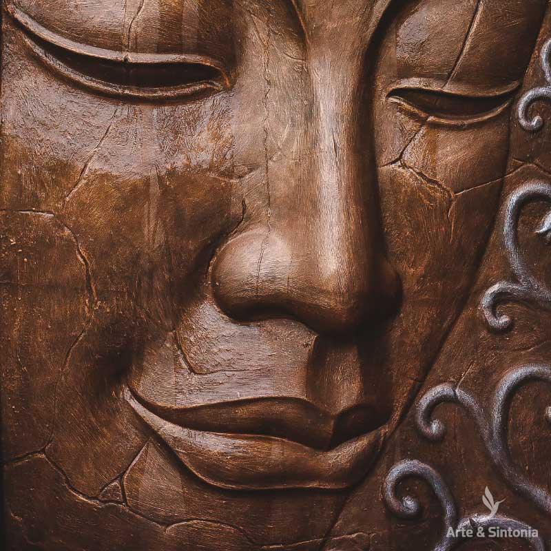 Detalhe do relevo artesanal da face de Buda em fonte de água grande para jardim.