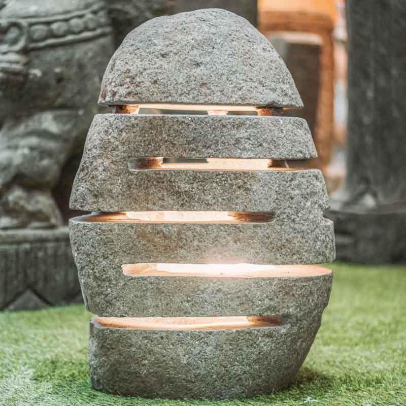 Trabalho manual de Bali: técnica de escultura em pedra de rio para iluminação cênica.