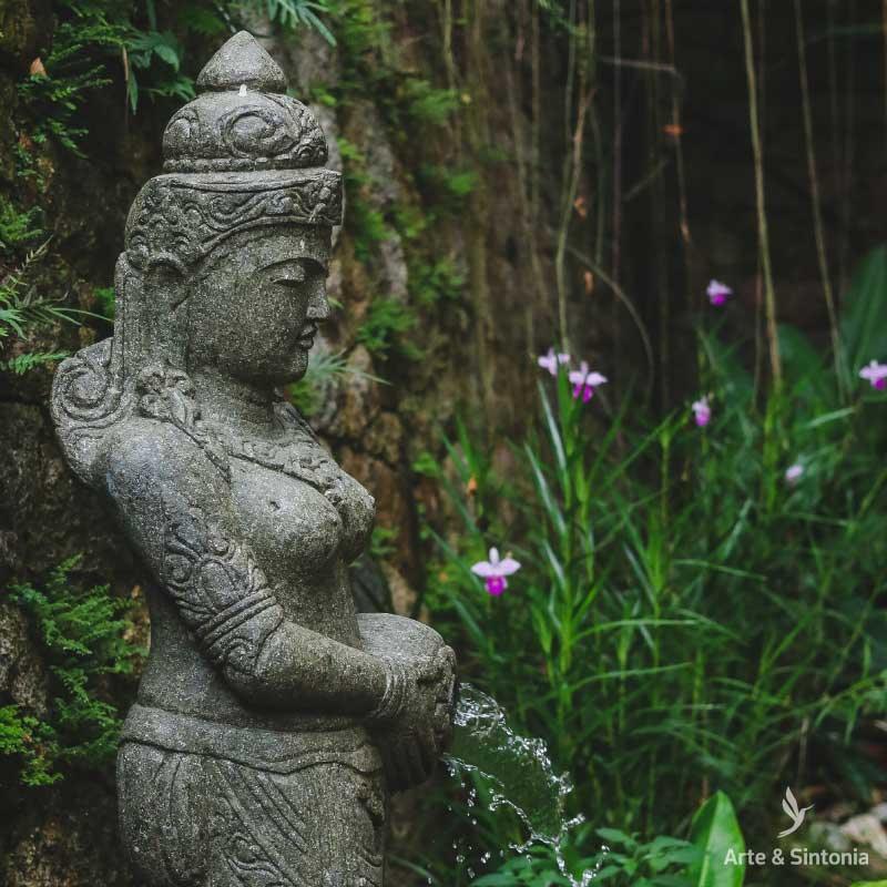 Escultura de pedra vulcânica para jardim com design sagrado balinês e fluxo de água.