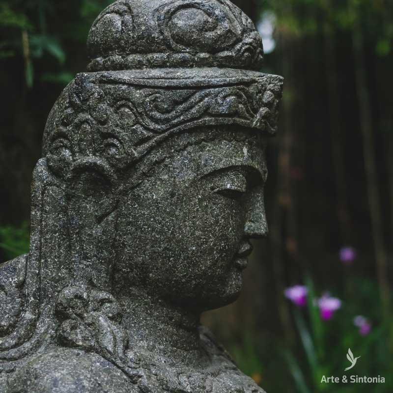 Trabalho manual de Bali: técnica de escultura em pedra que celebra a deusa do arroz.