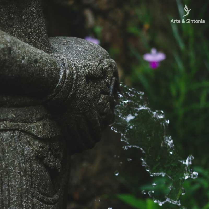 Fonte de jardim zen com acabamento rústico em pedra vulcânica resistente ao tempo.