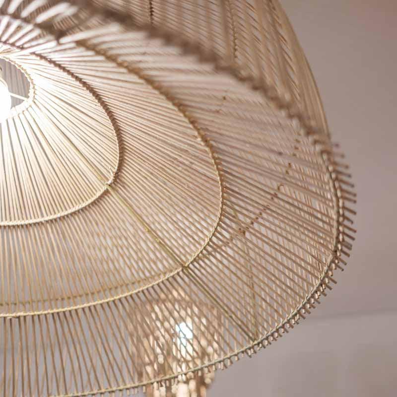 Adicione uma elegância étnica ao seu ambiente com a Luminária de Teto em Rattan de 70cm de Bali, uma peça única e sofisticada.