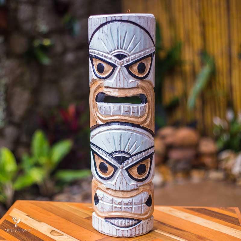 Máscara Tiki entalhada em madeira com inspiração tribal de Bali
