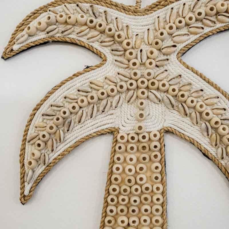 Escultura feita à mão com formas tropicais e acabamento rústico