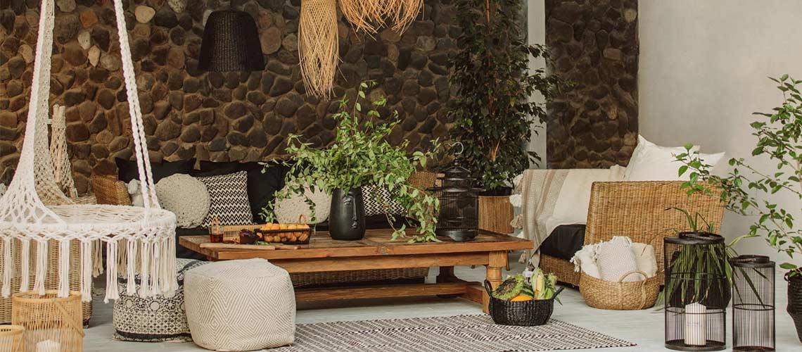 Sala de estar com decoração balinesa. Móveis e luminárias em fibras naturais.