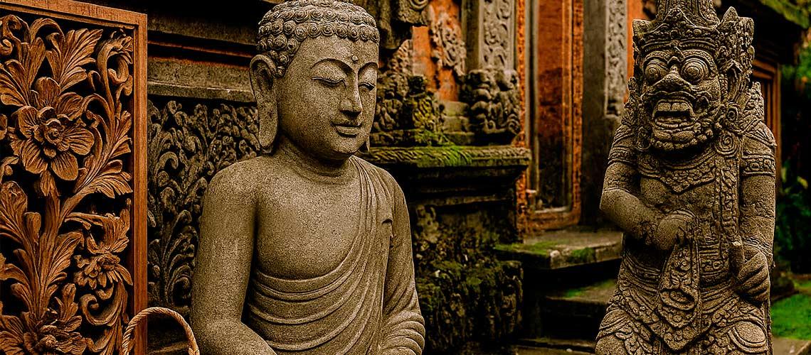 Estátuas de Buda e de Barong em templo antigo em Bali, na Indonésia