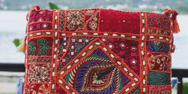 almofada-decorativa-indiana-com-bordado-artesanal-colorido