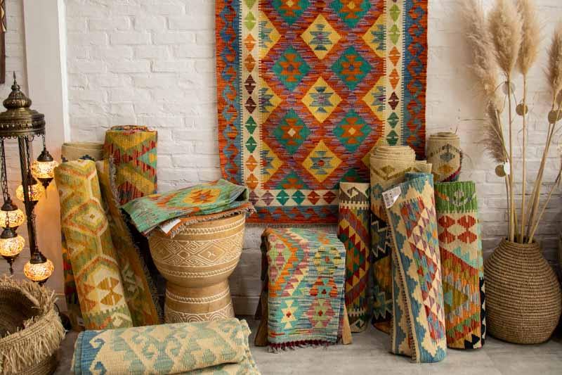 tapete-kilim-artesanal-tradicao-textil-cultura-tecelagem-afegao-ira-india-decoracao-loja-artesintonia