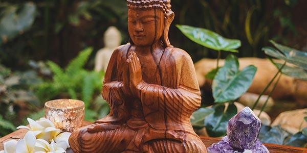 wooden-buddha-meditando-namaste-mudra-escultura-decorativa-ambiente-zen