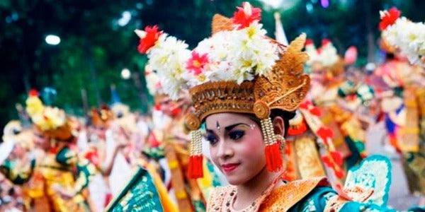 Jovem-Balinesa-Dança-Lelong-Tradicional