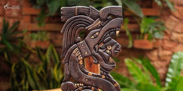 escultura-madeira-rustica-serpente-emplumada-quetzalcoatl-povos-astecas