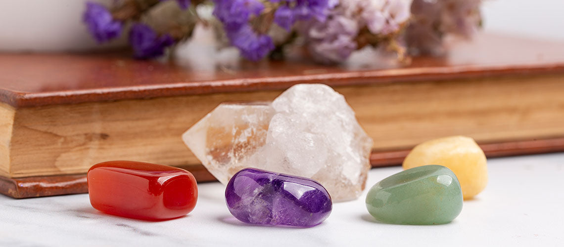 Pedras de proteção espalhadas em uma mesa.