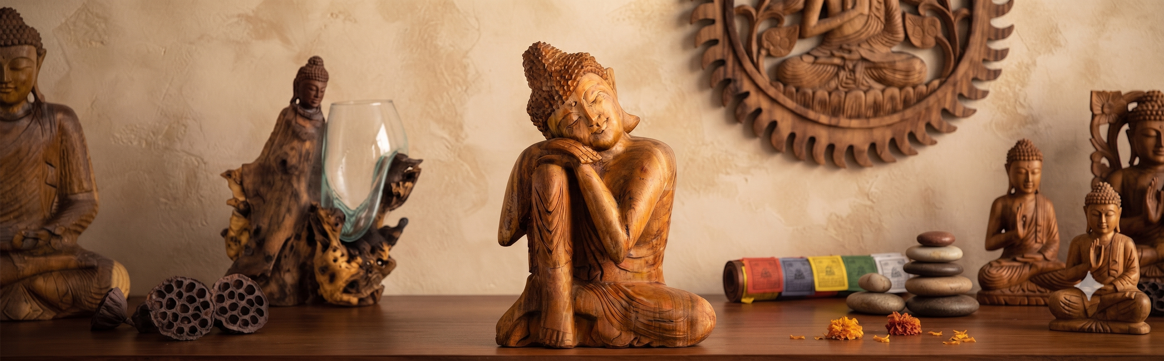 Esculturas e estátuas de Buddha em madeira Teca e Suar, entalhada e esculpida.