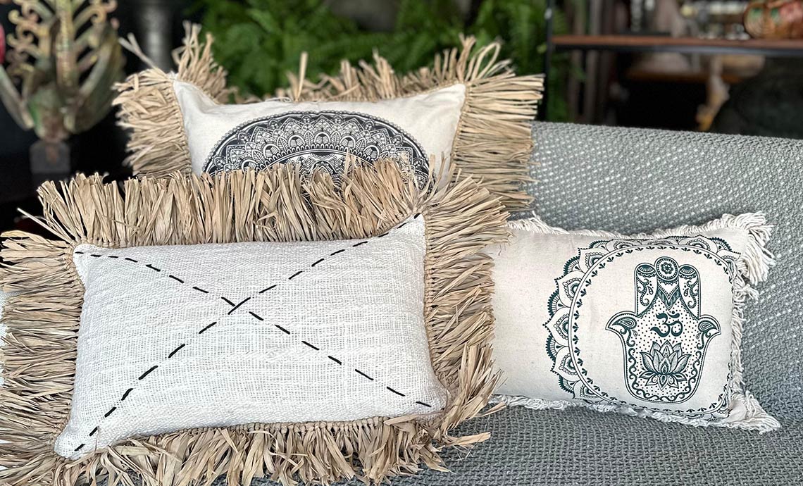 Almofadas acolhedoras feitas de algodão ou fibra natural com estampas e bordados delicados para decorar sua sala ou quarto.