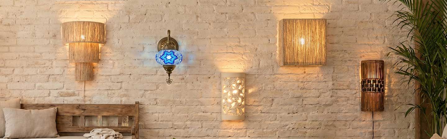 Luminárias de parede de diversos tipos, feitas à mão, em rattan, cipó, limestone e outros.