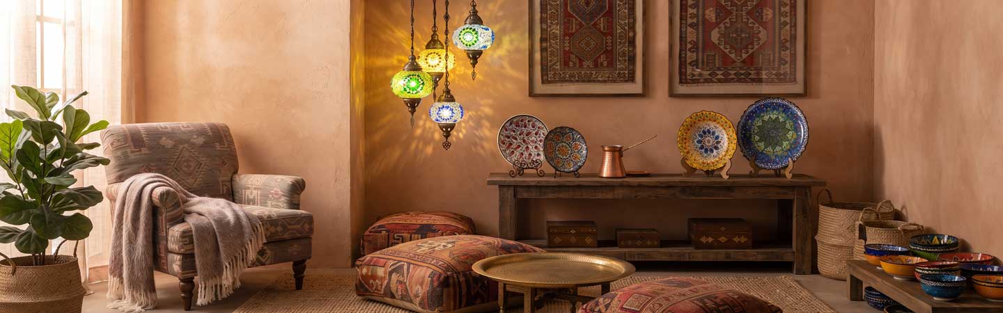 Ambiente turco decorado com luminárias de mosaico e pratos coloridos decorativos.