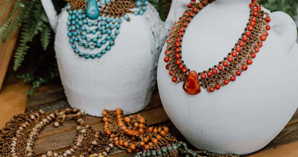 Colares, sandálias e bolsas artesanais importados de Bali.