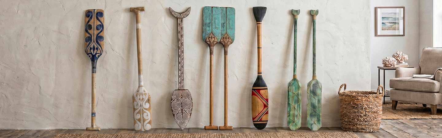Remos artesanais feitos em madeiras com entalhes tribais do Brasil e Indonésia.