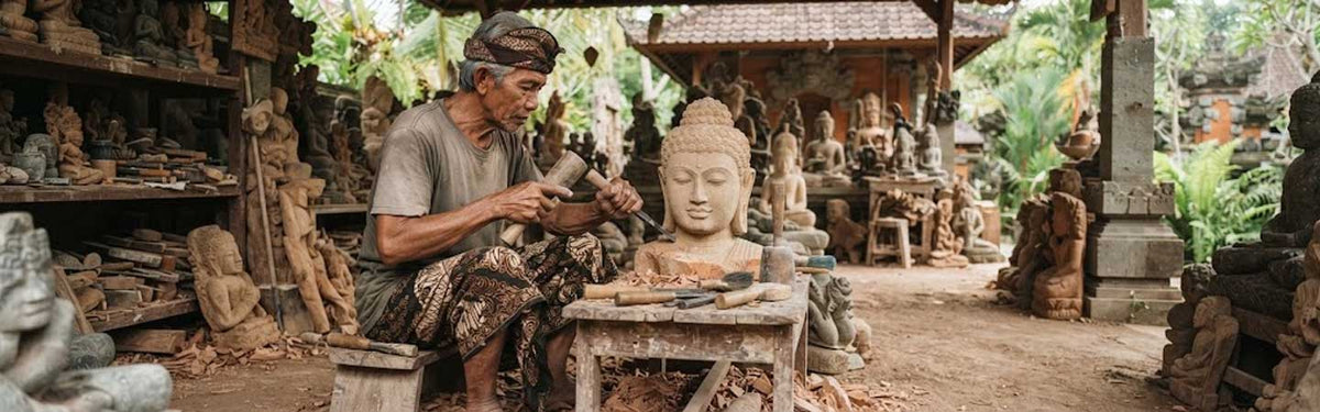 Artesão de bali esculpindo uma cabeça de Buddha em madeira.