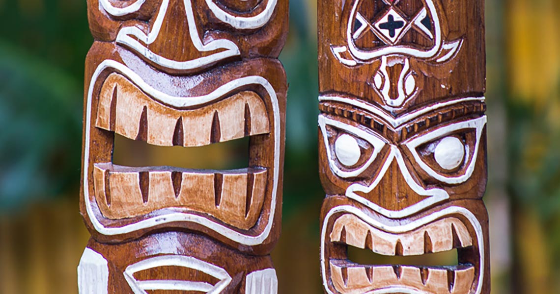 Esculturas, máscaras, placas, totens e outros objetos de decoração para ambientes no estilo Tiki.
