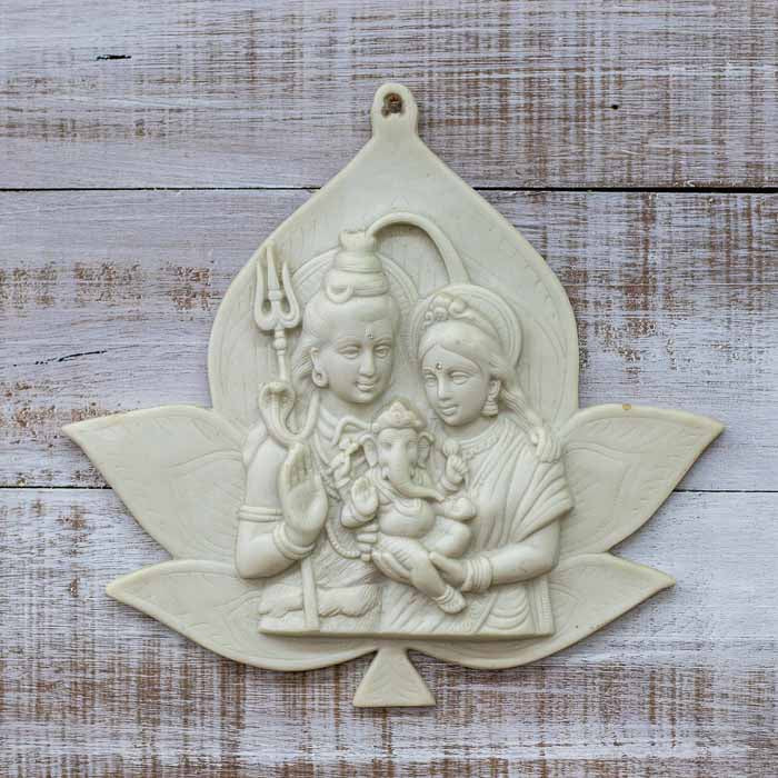 Painel de parede em marmorite branco com relevo detalhado da família de Ganesha, Shiva e Parvati.
