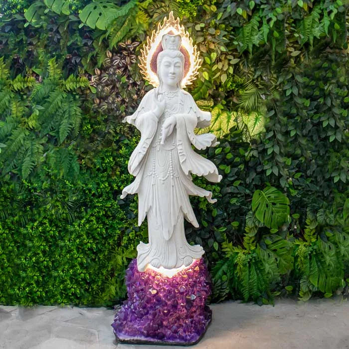 Estátua branca de Kuan Yin com resplendor iluminado e base roxa