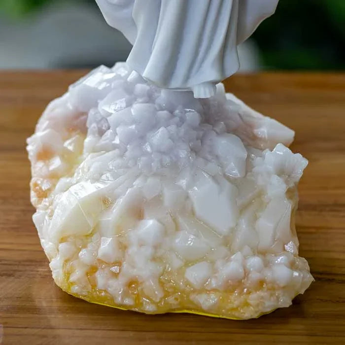 Peça religiosa com resplendor amarelo iluminado e base clara