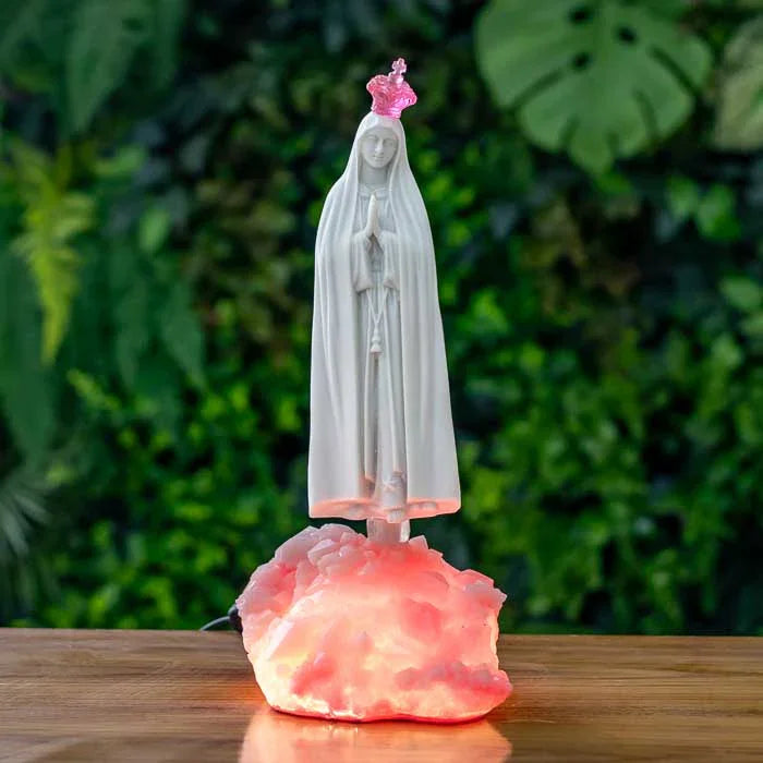 Escultura de Fátima branca com mãos em oração e base rosa iluminada