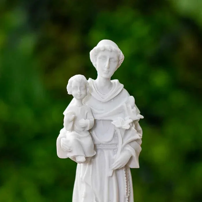 Imagem devocional branca de Santo Antônio com luz amarela