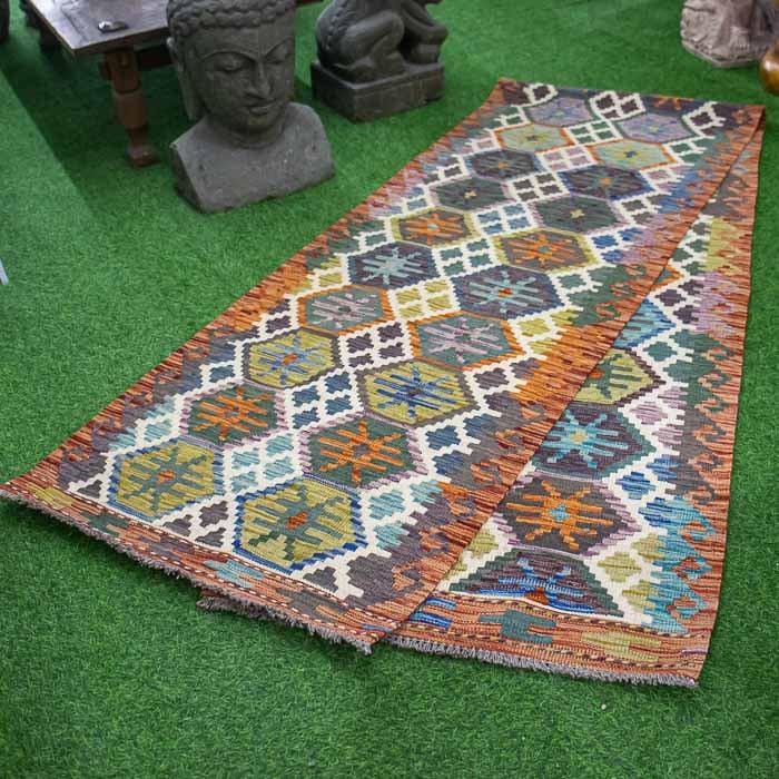 Passadeira Kilim em lã natural com desenhos geométricos exclusivos