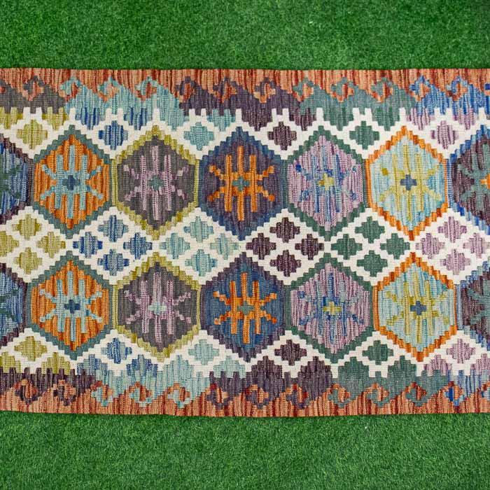 Detalhe do tapete passadeira Kilim artesanal paquistanês