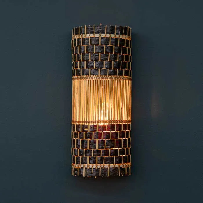 Arandela decorativa feita à mão com trançado de cipó e fibras vegetais. 