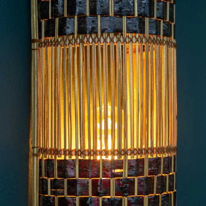 Luminária artesanal com design orgânico e traços de artesanato brasileiro. 