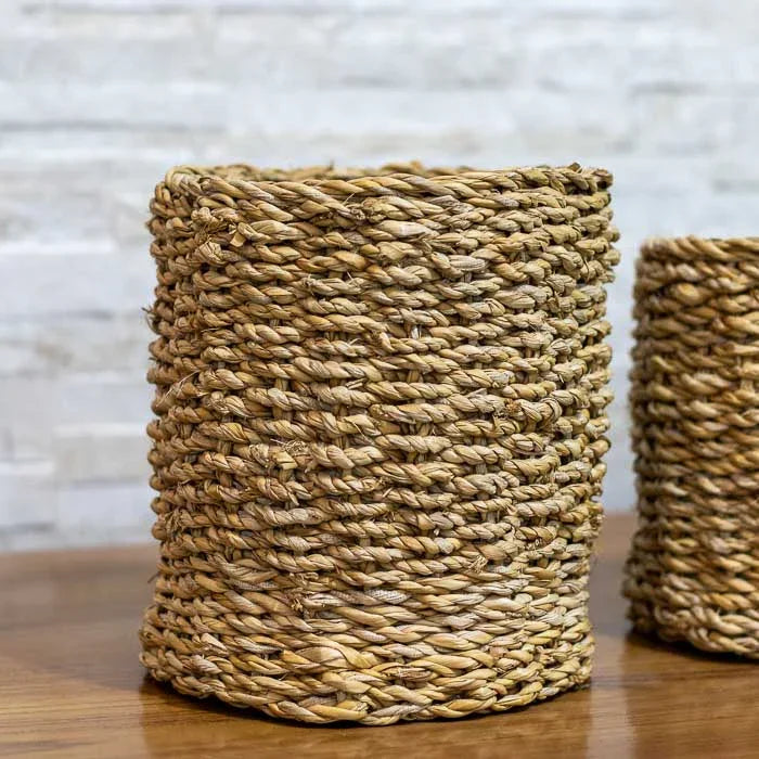 Cachepot artesanal feito à mão com fibra natural e acabamento rústico. 