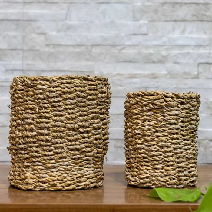 Peça artesanal com trançado manual, perfeita para decoração boho. 