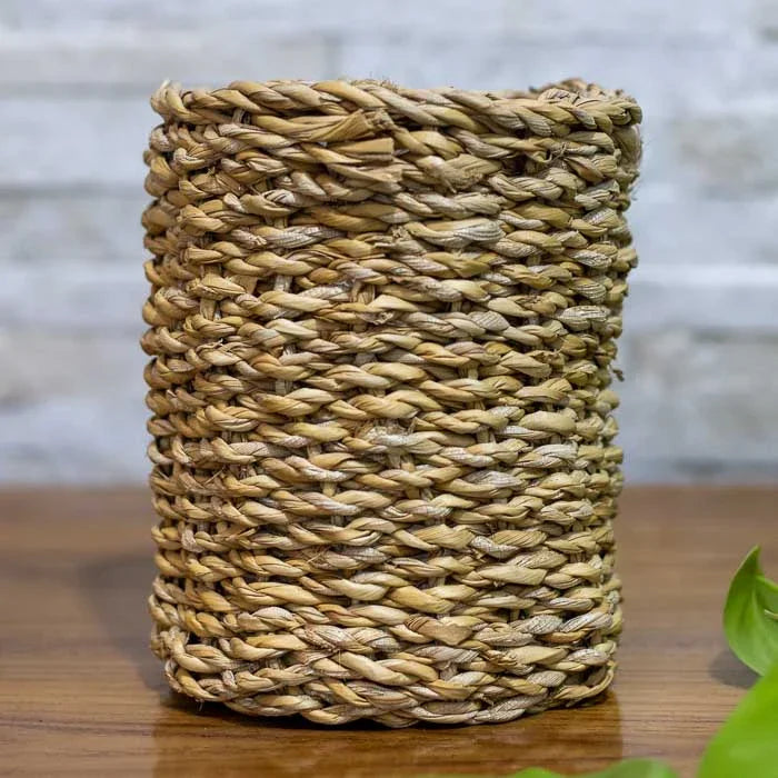 Cachepot feito com materiais naturais, ideal para ambientes tropicais. 