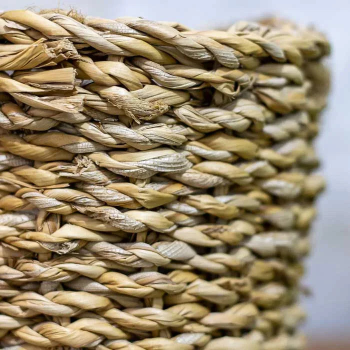 Cachepot decorativo com acabamento natural e design orgânico. 